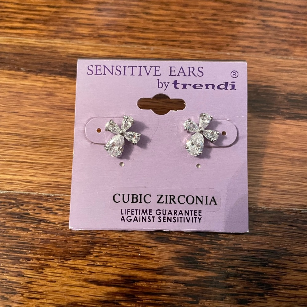 🌸Cubic Zirconia Flower Earrings. 🌸 For pierced ears